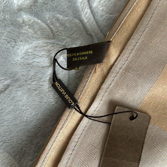 Scarf LV new with tag!! - Picture 3 of 4